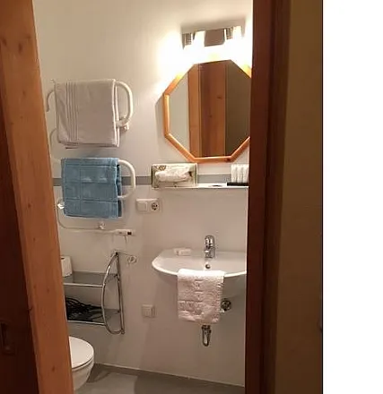 Badezimmer mit Dusche und WC