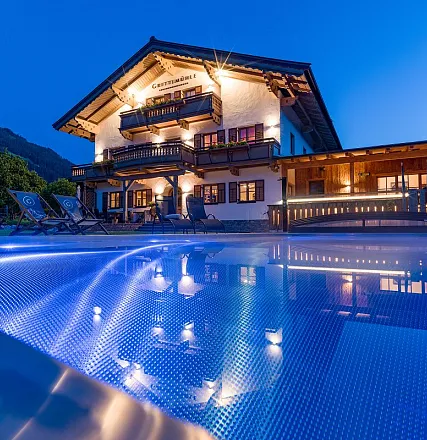 grittlmuehle-brixentalerstrasse-17-brixen-06-2024-aussen-abend-10