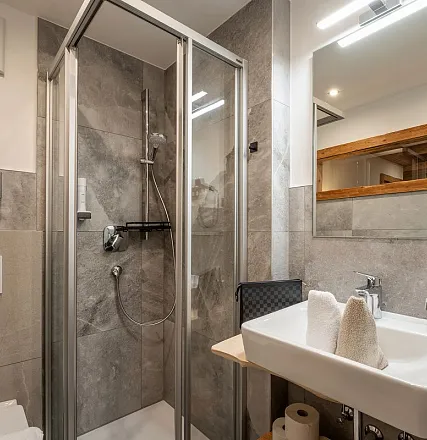 grittlmuehle-brixentalerstrasse-17-brixen-07-2023-appartement-gaisberg-badezimmer