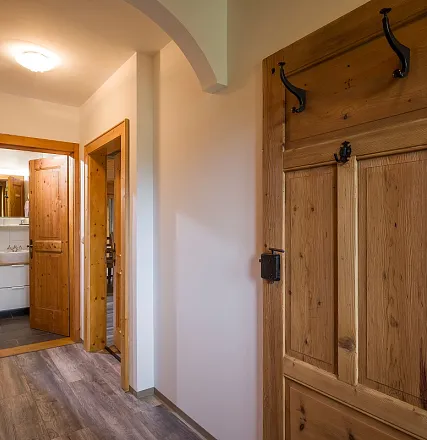 landhaus-schermer-brixen-app-hohe-salve-garderobe