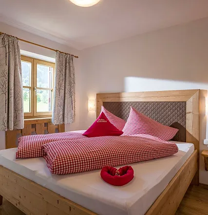 Masterbedroom mit Altholzbett