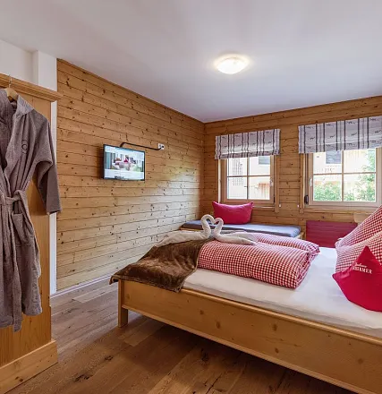 landhaus-schermer-grittlmuehle-brixentalerstrasse-17-brixen-06-2020-ferienwohnung-alpenrose-schlafzimmer-1