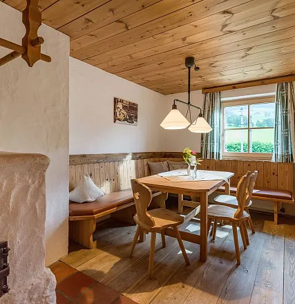 landhaus-schermer-grittlmuehle-brixentalerstrasse-17-brixen-06-2020-ferienwohnung-alpenrose-wohnzimmer-stube