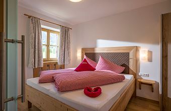 Masterbedroom mit Altholzbett